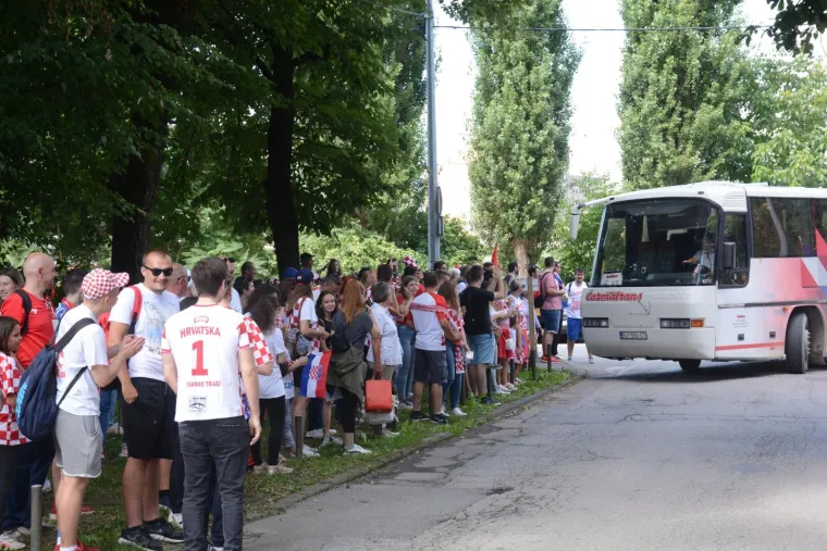 NAVIJAČI AUTOBUSIMA STIŽU U ZAGREB: Na veliko slavlje Vatrenih dolaze ljudi iz Siska...