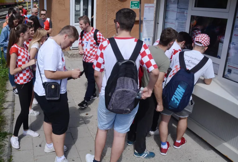 NAVIJAČI AUTOBUSIMA STIŽU U ZAGREB: Na veliko slavlje Vatrenih dolaze ljudi iz Siska...