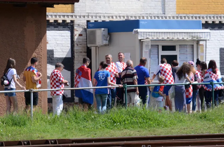 NAVIJAČI AUTOBUSIMA STIŽU U ZAGREB: Na veliko slavlje Vatrenih dolaze ljudi iz Siska...