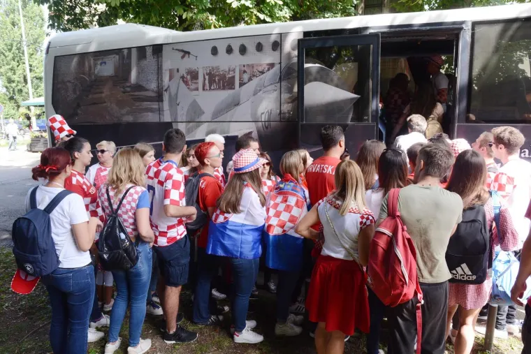 NAVIJAČI AUTOBUSIMA STIŽU U ZAGREB: Na veliko slavlje Vatrenih dolaze ljudi iz Siska...
