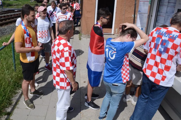 NAVIJAČI AUTOBUSIMA STIŽU U ZAGREB: Na veliko slavlje Vatrenih dolaze ljudi iz Siska...