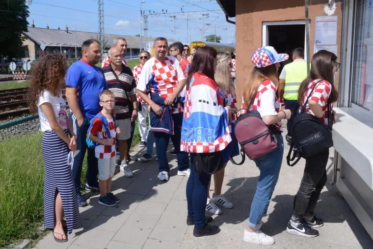 16.07.2018., Sisak - Velik broj Siscana uputio se vlakom u Zagreb na docek "vatrenih". 
No zbog radova na pruzi Sisak-Zagreb dio puta do Lekenika navijaci ce prijeci autobusima.