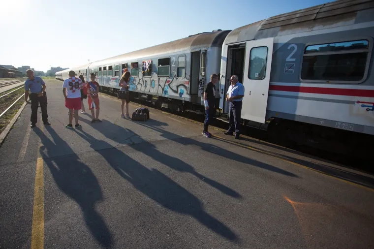 U ZAGREB STIŽE VATRENI VLAK IZ SLAVONIJE: Navijači iz Osijeka krenuli na doček reprezentacije