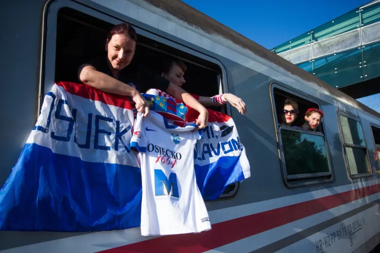 U ZAGREB STIŽE VATRENI VLAK IZ SLAVONIJE: Navijači iz Osijeka krenuli na doček reprezentacije
