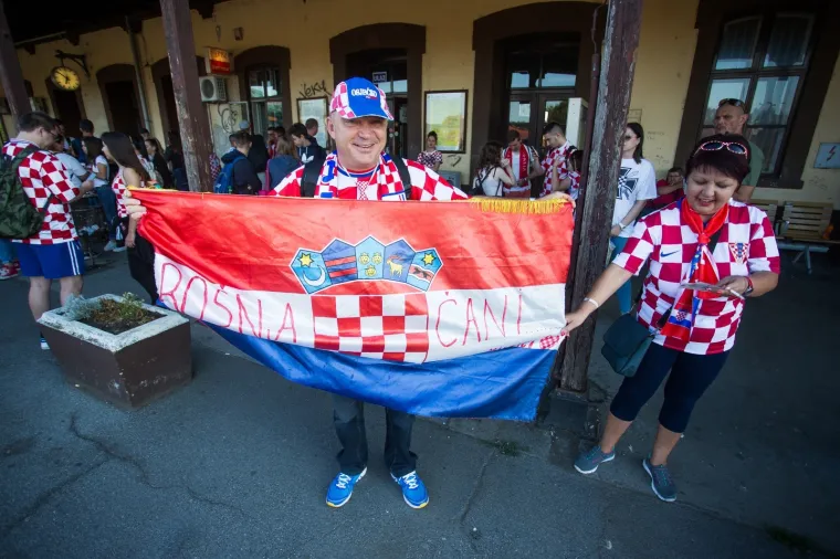 U ZAGREB STIŽE VATRENI VLAK IZ SLAVONIJE: Navijači iz Osijeka krenuli na doček reprezentacije