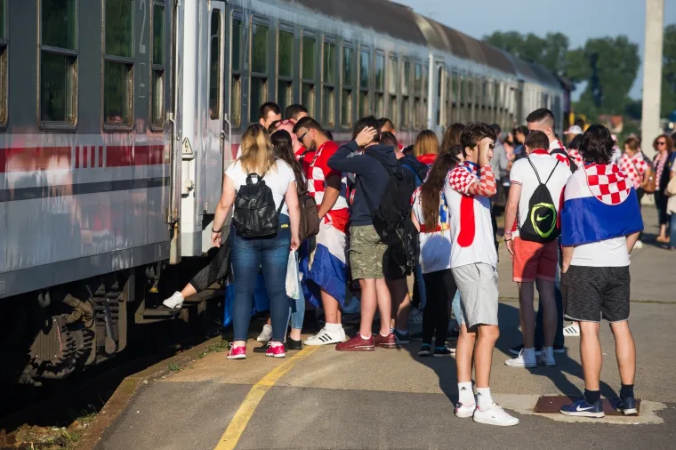 U ZAGREB STIŽE VATRENI VLAK IZ SLAVONIJE: Navijači iz Osijeka krenuli na doček reprezentacije