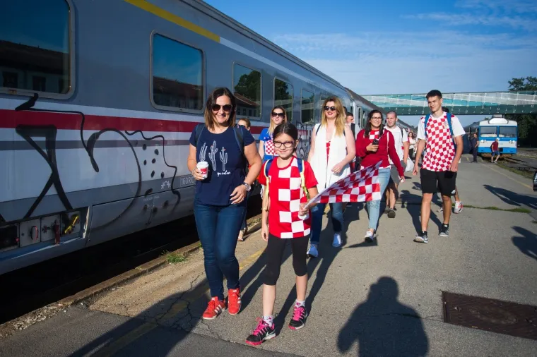 U ZAGREB STIŽE VATRENI VLAK IZ SLAVONIJE: Navijači iz Osijeka krenuli na doček reprezentacije