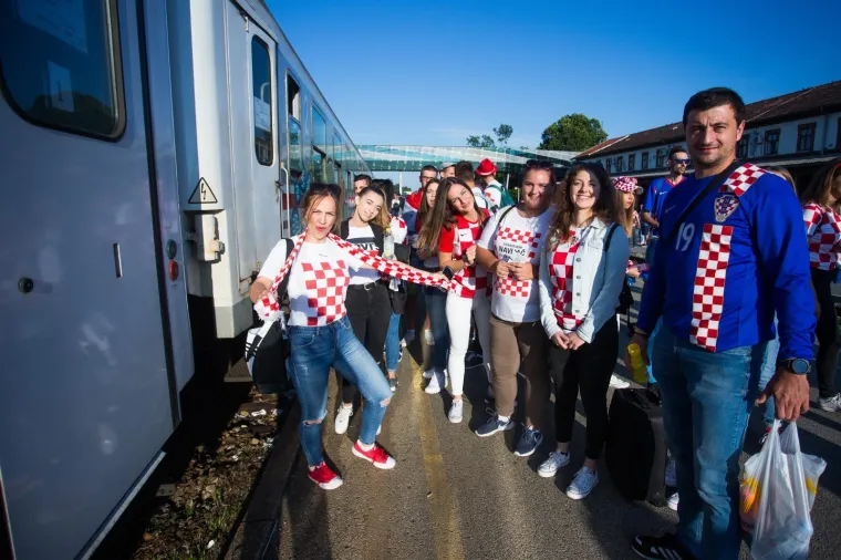 U ZAGREB STIŽE VATRENI VLAK IZ SLAVONIJE: Navijači iz Osijeka krenuli na doček reprezentacije