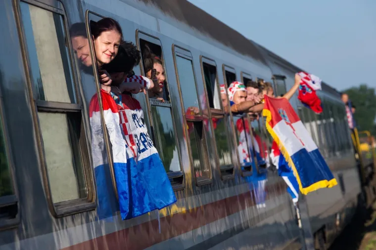 U ZAGREB STIŽE VATRENI VLAK IZ SLAVONIJE: Navijači iz Osijeka krenuli na doček reprezentacije