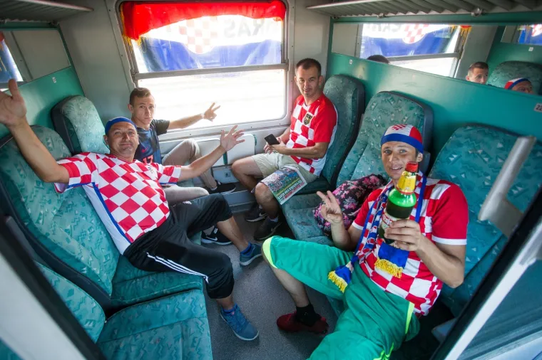U ZAGREB STIŽE VATRENI VLAK IZ SLAVONIJE: Navijači iz Osijeka krenuli na doček reprezentacije