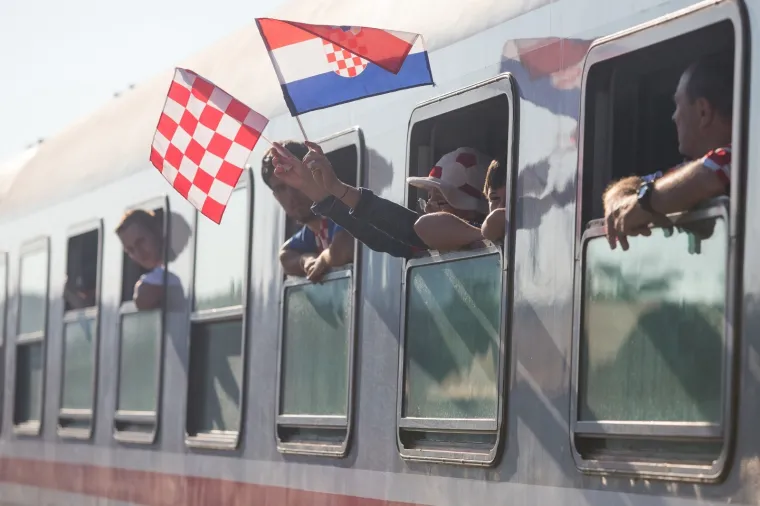 U ZAGREB STIŽE VATRENI VLAK IZ SLAVONIJE: Navijači iz Osijeka krenuli na doček reprezentacije