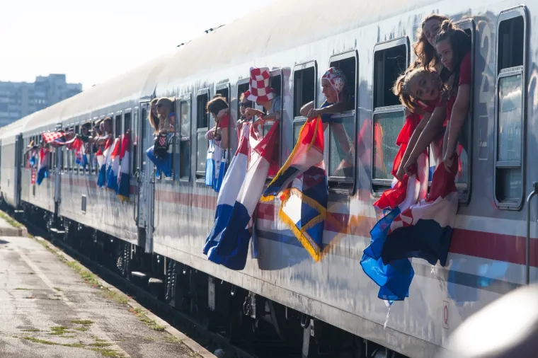 U ZAGREB STIŽE VATRENI VLAK IZ SLAVONIJE: Navijači iz Osijeka krenuli na doček reprezentacije