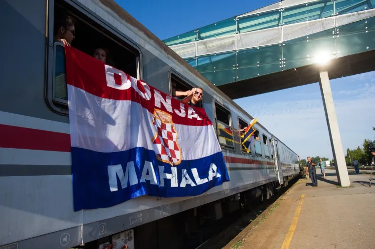 U ZAGREB STIŽE VATRENI VLAK IZ SLAVONIJE: Navijači iz Osijeka krenuli na doček reprezentacije
