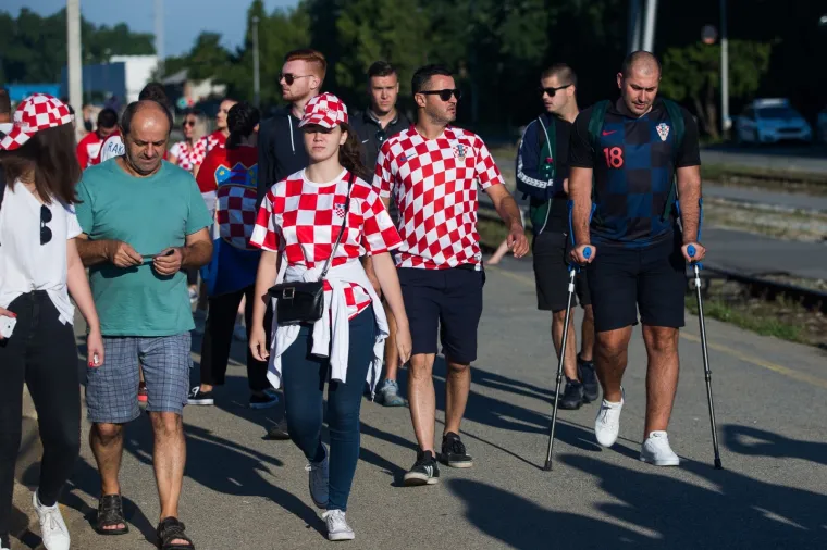 U ZAGREB STIŽE VATRENI VLAK IZ SLAVONIJE: Navijači iz Osijeka krenuli na doček reprezentacije