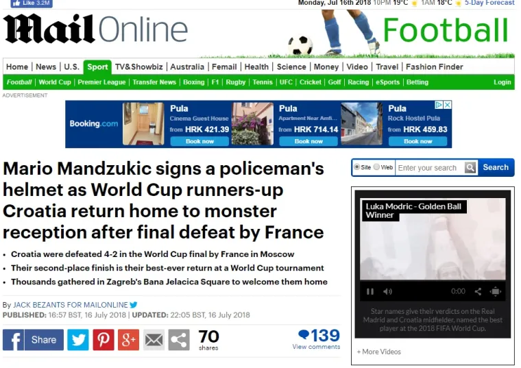 Daily Mail objavio je zanimljivu crticu s dočeka - Mandžukić je potpisao policajčevu kacigu. Atmosferu su opisali 'monstruozno' veselom