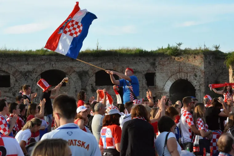 Slaveći osvojeno drugo mjesto na Svjetskom nogometnom prvenstvu tisuće navijača blokiralo je grad, a slavlje će sigurno potrajati dugo u noć.