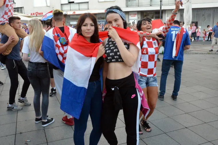 Slaveći osvojeno drugo mjesto na Svjetskom nogometnom prvenstvu tisuće navijača blokiralo je grad, a slavlje će sigurno potrajati dugo u noć.