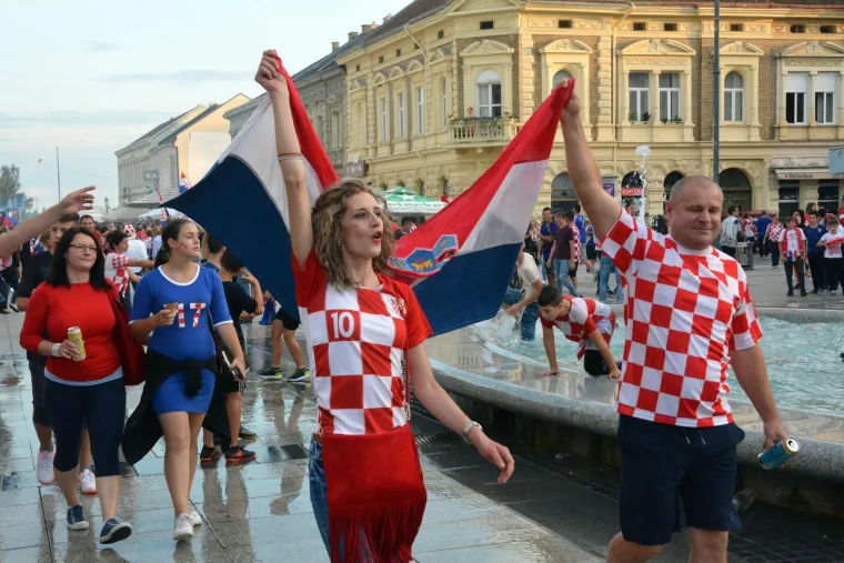 Slaveći osvojeno drugo mjesto na Svjetskom nogometnom prvenstvu tisuće navijača blokiralo je grad, a slavlje će sigurno potrajati dugo u noć.