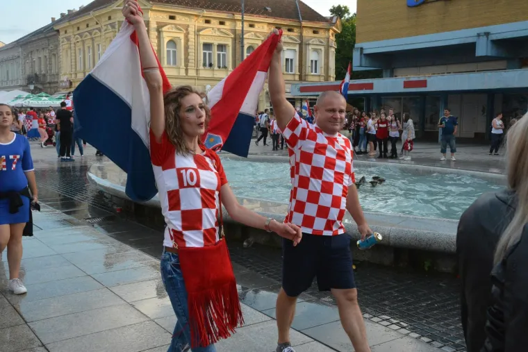 Slaveći osvojeno drugo mjesto na Svjetskom nogometnom prvenstvu tisuće navijača blokiralo je grad, a slavlje će sigurno potrajati dugo u noć.