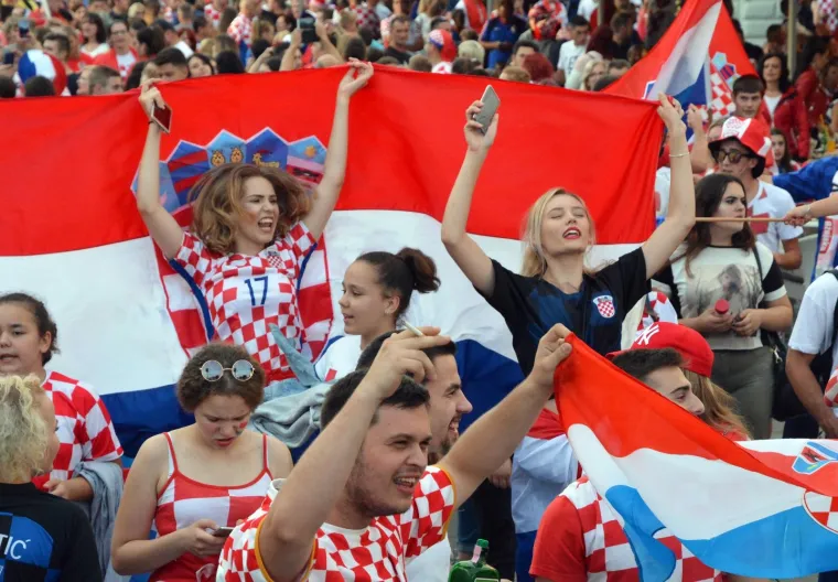 Slaveći osvojeno drugo mjesto na Svjetskom nogometnom prvenstvu tisuće navijača blokiralo je grad, a slavlje će sigurno potrajati dugo u noć.