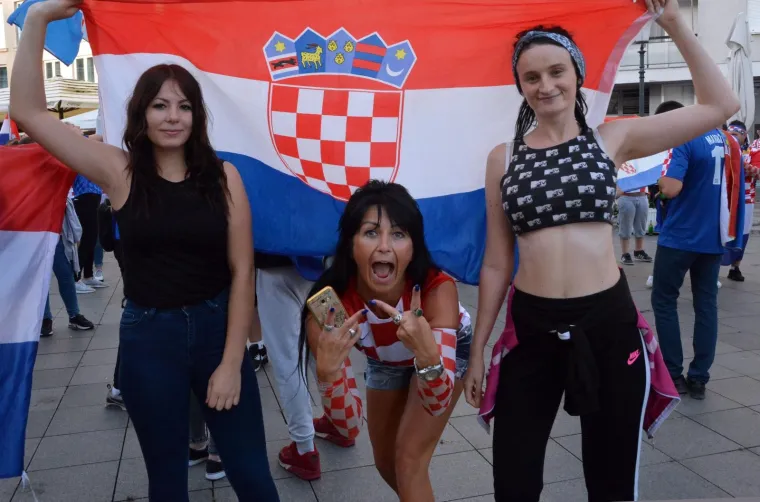 Slaveći osvojeno drugo mjesto na Svjetskom nogometnom prvenstvu tisuće navijača blokiralo je grad, a slavlje će sigurno potrajati dugo u noć.