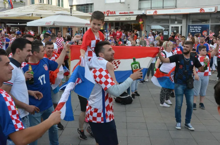 Slaveći osvojeno drugo mjesto na Svjetskom nogometnom prvenstvu tisuće navijača blokiralo je grad, a slavlje će sigurno potrajati dugo u noć.