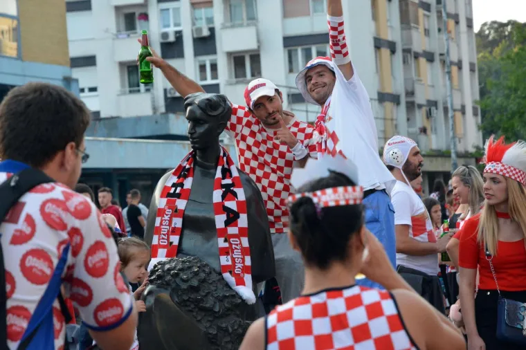 Slaveći osvojeno drugo mjesto na Svjetskom nogometnom prvenstvu tisuće navijača blokiralo je grad, a slavlje će sigurno potrajati dugo u noć.