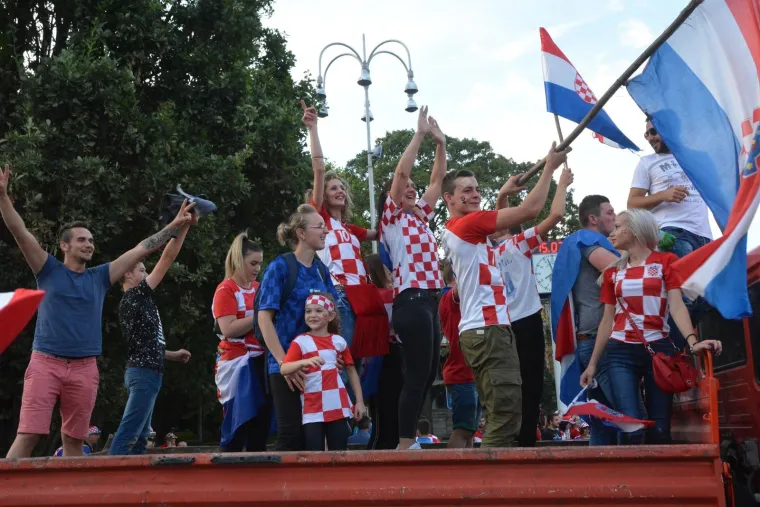 Slaveći osvojeno drugo mjesto na Svjetskom nogometnom prvenstvu tisuće navijača blokiralo je grad, a slavlje će sigurno potrajati dugo u noć.