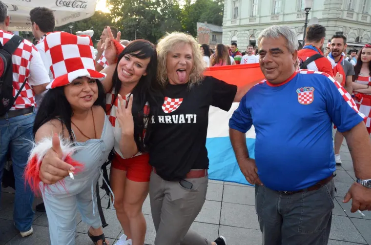 Slaveći osvojeno drugo mjesto na Svjetskom nogometnom prvenstvu tisuće navijača blokiralo je grad, a slavlje će sigurno potrajati dugo u noć.