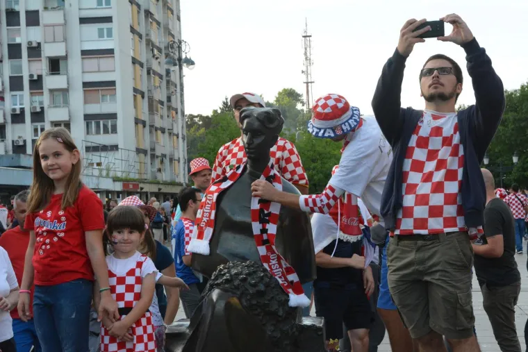 Slaveći osvojeno drugo mjesto na Svjetskom nogometnom prvenstvu tisuće navijača blokiralo je grad, a slavlje će sigurno potrajati dugo u noć.
