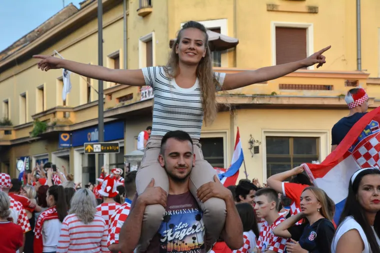 Slaveći osvojeno drugo mjesto na Svjetskom nogometnom prvenstvu tisuće navijača blokiralo je grad, a slavlje će sigurno potrajati dugo u noć.