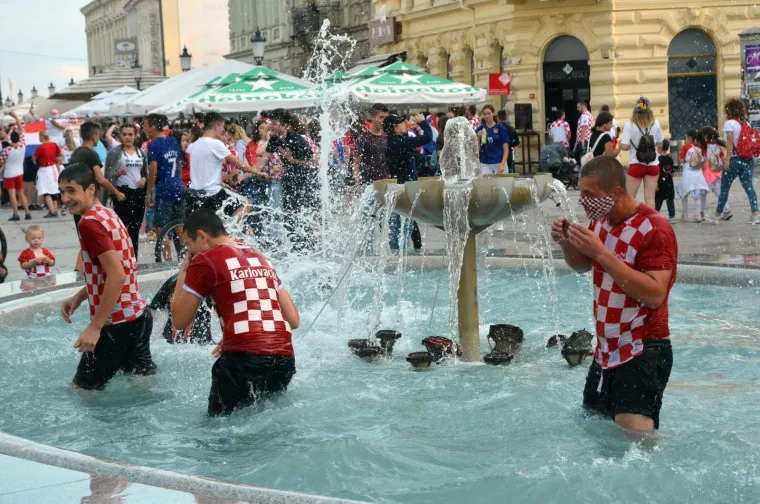 Slaveći osvojeno drugo mjesto na Svjetskom nogometnom prvenstvu tisuće navijača blokiralo je grad, a slavlje će sigurno potrajati dugo u noć.