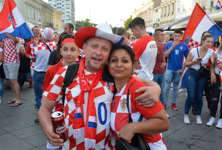 Slaveći osvojeno drugo mjesto na Svjetskom nogometnom prvenstvu tisuće navijača blokiralo je grad, a slavlje će sigurno potrajati dugo u noć.