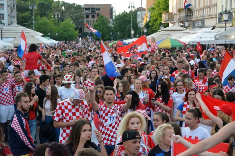 Slaveći osvojeno drugo mjesto na Svjetskom nogometnom prvenstvu tisuće navijača blokiralo je grad, a slavlje će sigurno potrajati dugo u noć.