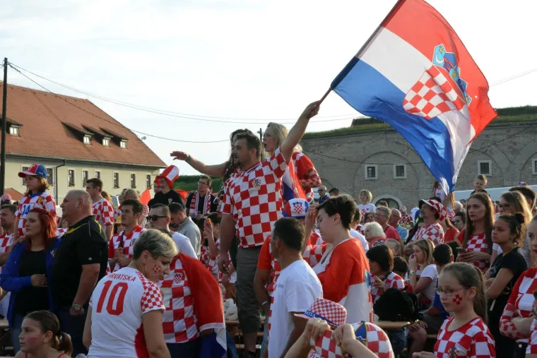 Slaveći osvojeno drugo mjesto na Svjetskom nogometnom prvenstvu tisuće navijača blokiralo je grad, a slavlje će sigurno potrajati dugo u noć.