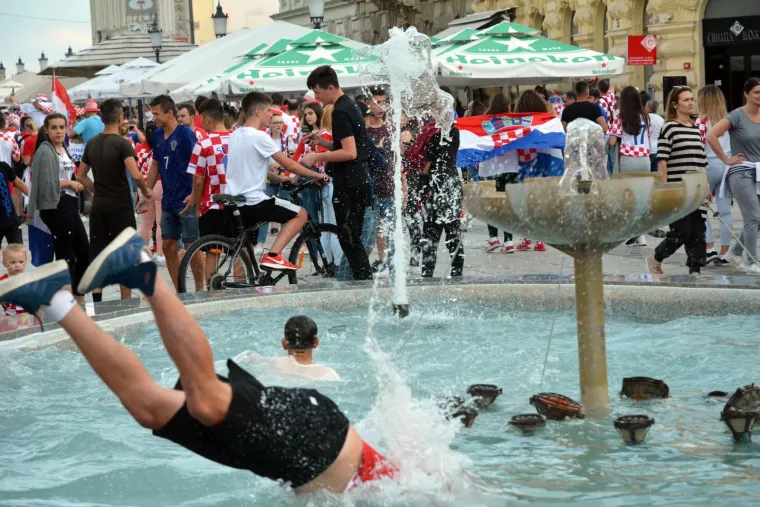 Slaveći osvojeno drugo mjesto na Svjetskom nogometnom prvenstvu tisuće navijača blokiralo je grad, a slavlje će sigurno potrajati dugo u noć.