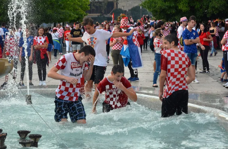 Slaveći osvojeno drugo mjesto na Svjetskom nogometnom prvenstvu tisuće navijača blokiralo je grad, a slavlje će sigurno potrajati dugo u noć.