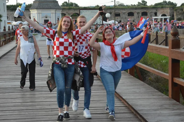 Slaveći osvojeno drugo mjesto na Svjetskom nogometnom prvenstvu tisuće navijača blokiralo je grad, a slavlje će sigurno potrajati dugo u noć.