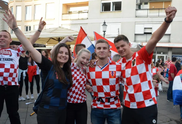 Slaveći osvojeno drugo mjesto na Svjetskom nogometnom prvenstvu tisuće navijača blokiralo je grad, a slavlje će sigurno potrajati dugo u noć.