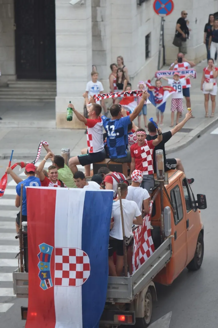 Slavlje nakon finalnog susreta Svjetskog nogometnog prvenstva i osvajanja povijesnog srebra Puljani su proslavili na ulicama.