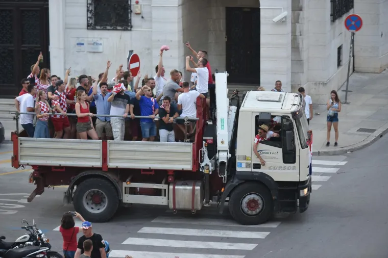 Slavlje nakon finalnog susreta Svjetskog nogometnog prvenstva i osvajanja povijesnog srebra Puljani su proslavili na ulicama.