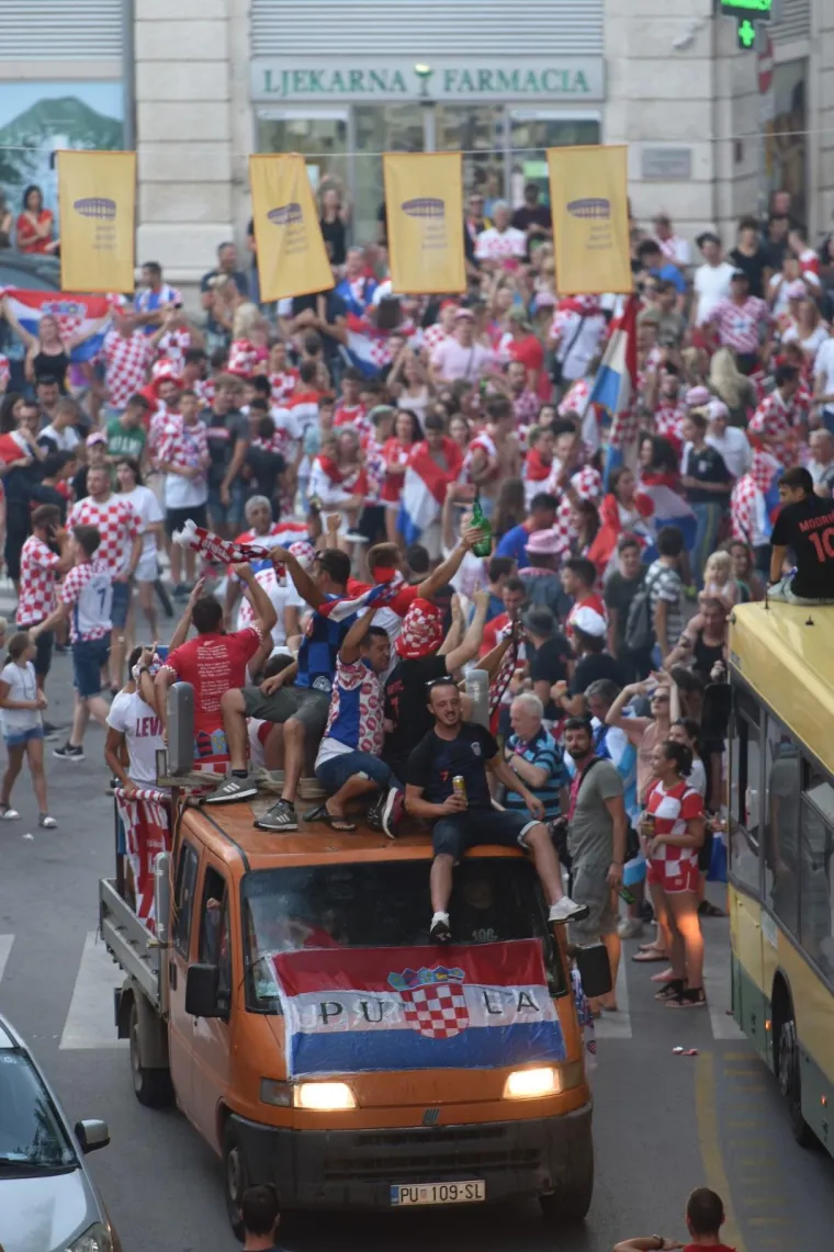 Slavlje nakon finalnog susreta Svjetskog nogometnog prvenstva i osvajanja povijesnog srebra Puljani su proslavili na ulicama.