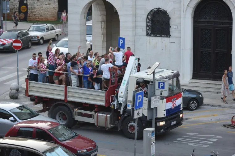 Slavlje nakon finalnog susreta Svjetskog nogometnog prvenstva i osvajanja povijesnog srebra Puljani su proslavili na ulicama.