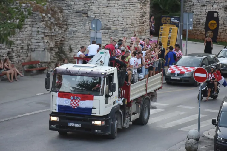 Slavlje nakon finalnog susreta Svjetskog nogometnog prvenstva i osvajanja povijesnog srebra Puljani su proslavili na ulicama.