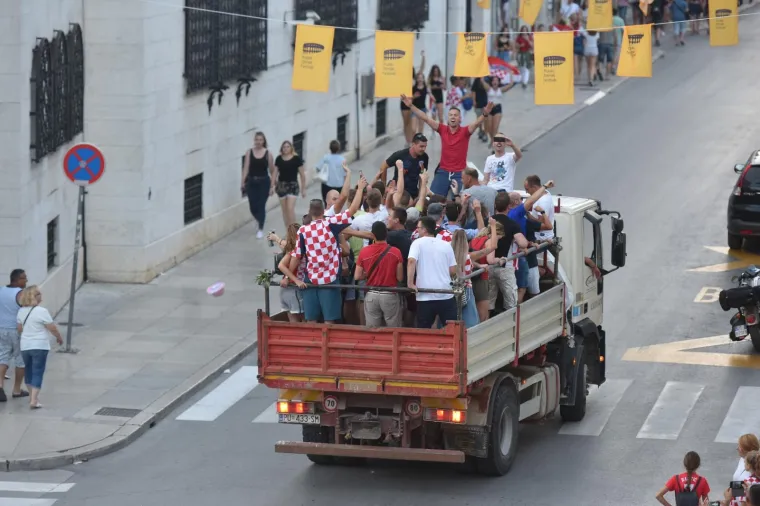 Slavlje nakon finalnog susreta Svjetskog nogometnog prvenstva i osvajanja povijesnog srebra Puljani su proslavili na ulicama.