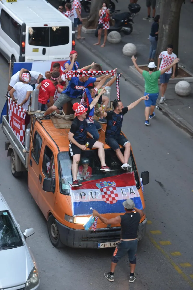 Slavlje nakon finalnog susreta Svjetskog nogometnog prvenstva i osvajanja povijesnog srebra Puljani su proslavili na ulicama.