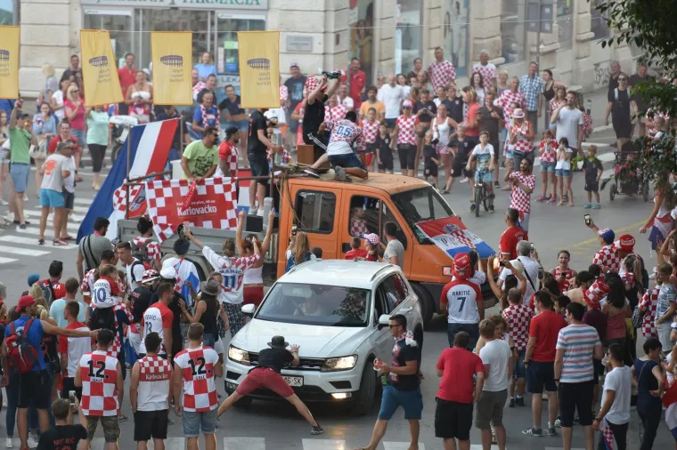 Slavlje nakon finalnog susreta Svjetskog nogometnog prvenstva i osvajanja povijesnog srebra Puljani su proslavili na ulicama.