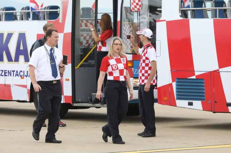 Velik broj građana okupio se u blizini zračne luke kako bi pozdravili Vatrene