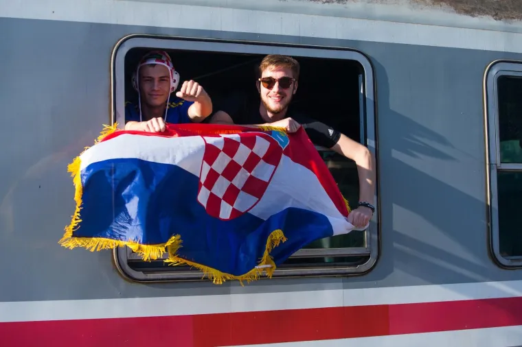 Iz Osijeka je krenula kompozicija od osam vagona na doček koji se Vatrenima organizira na sredi&scaron;njem zagrebačkom trgu. Grad Osijek i Osječko-baranjska županija financirali su izvanredni prijevoz HŽ-a.