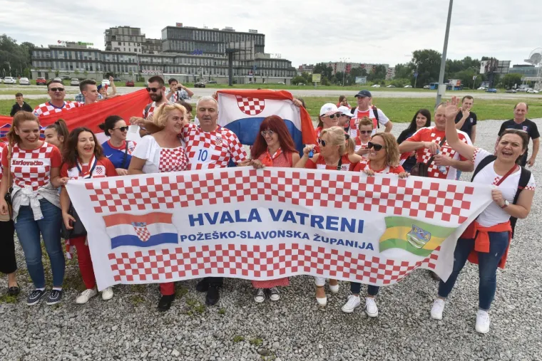 Navijači iz cijele Hrvatske stigli su organizirano na parkirali&scaron;te kod Velesajma odakle se nakon kratkog slavlja gradskim autobusima prevoze do Glavnog kolodvora, nakon čega će pje&scaron;ice krenuti prema Trgu bana Jelačića.